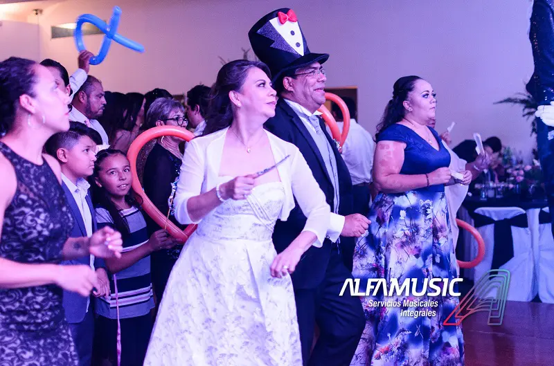Los novios en su 30 aniversario, son accesorios de animación, los invitados con souvenirs también, bailando divertidos