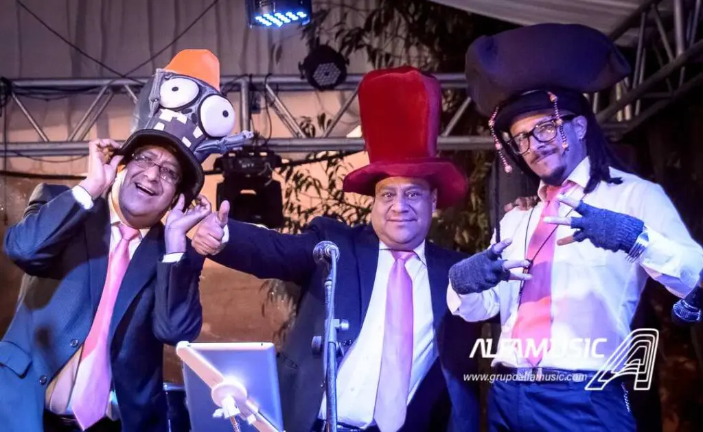 Músicos del grupo versátil Alfamusic con sombreros divertidos mientras están en el escenario