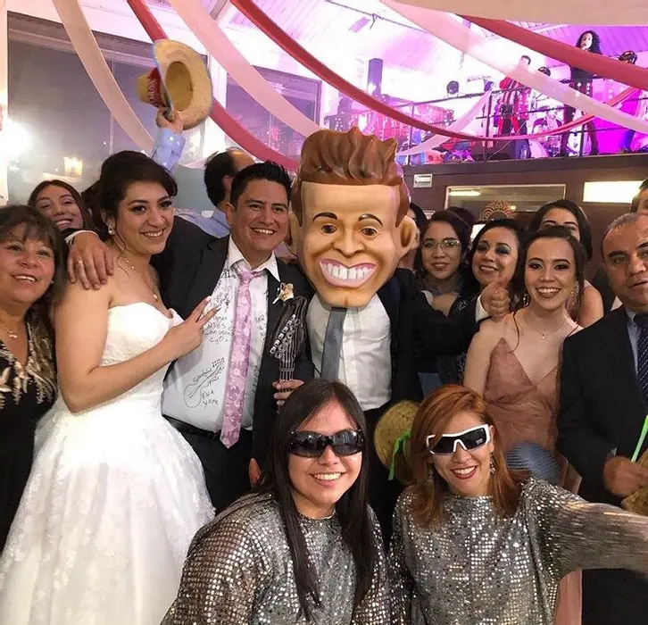 Boda de Jocelyn y Luis, posando con invitados y animadoras en la pista de baile, junto con el cabezón de Luis Miguel
