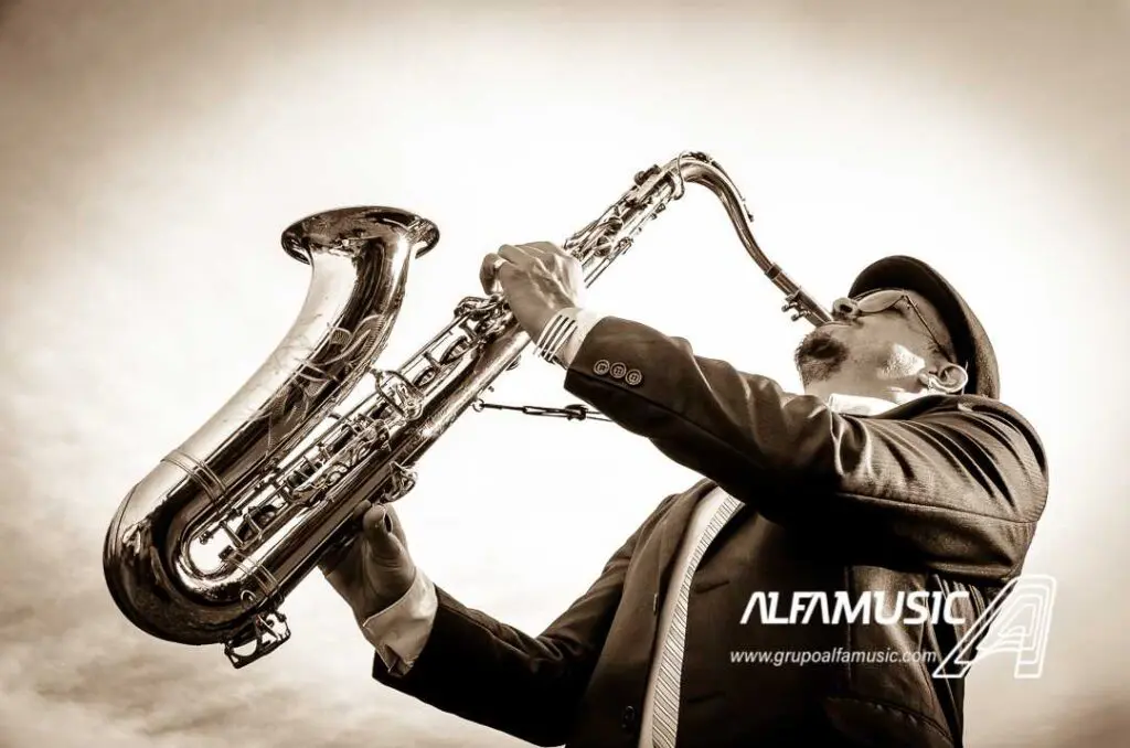 Foto del saxofonista en contrapicado, en color sepia