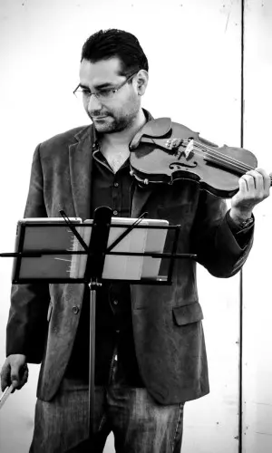 Violinista Asbel Arellano durante un concierto didáctico del Ensamble Dalí de Alfamusic, fotografía a blanco y negro