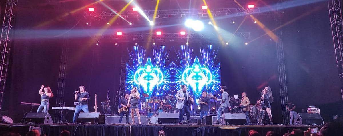 Grupo versátil Alfamusic en el escenario del teatro del pueblo de la feria de Metepec