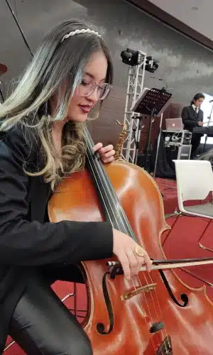 La cellista Alanis Pérez tocando en un concierto del Esnamble Dalí de Alfamusic