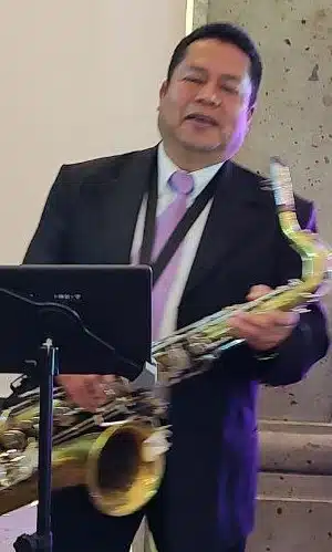 Saxofonista Bonfilio en el escenario