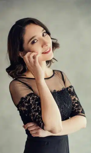 Soprano Jina Tavira posando durante un concierto con el ensamble Dalí de Alfamusic, portando un elegante vestido color negro con transparencias