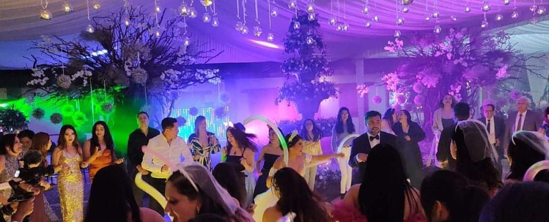 Fiesta muy divertida con Dj Alfamusic. La pista llena y los novios enmedio muy divertidos acompañados de las animadoras