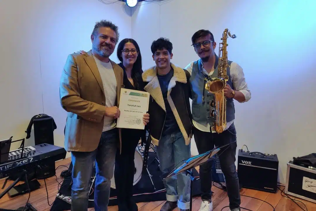 Tonatiuh Jazz terminando un concierto en la casa de las diligencias de la UAEMex en Toluca. Recibiendo un reconocimiento por la porticipación