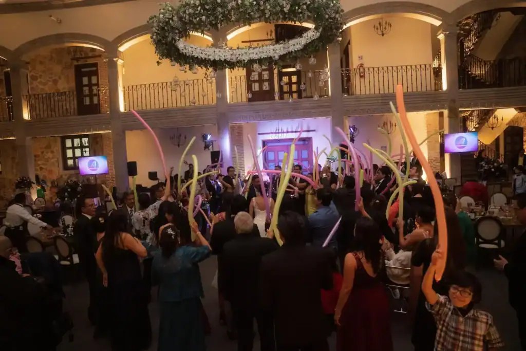 Boda Patti y Braulio con música en vivo de Alfamusic en un elegante salón.