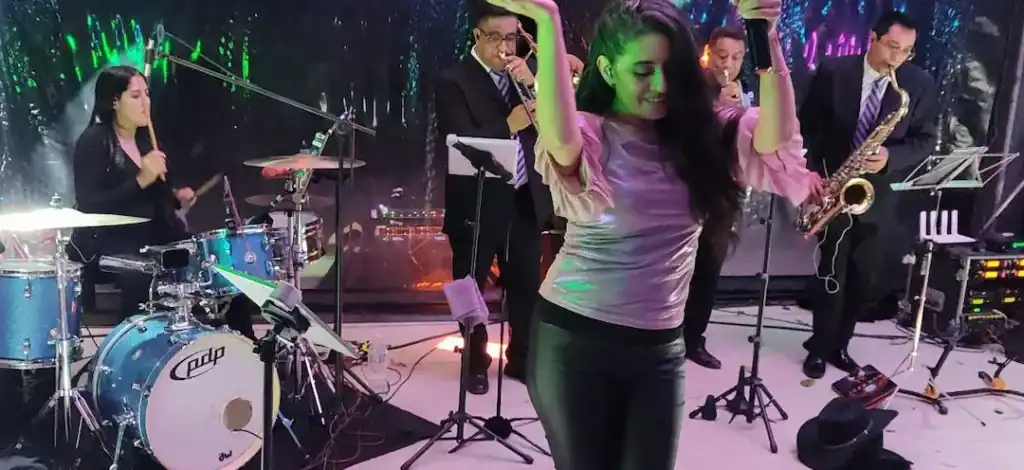 Espectáculo musical en vivo en la boda de Pamela y Jacob, con grupo de música de Alfamusic en un eve.