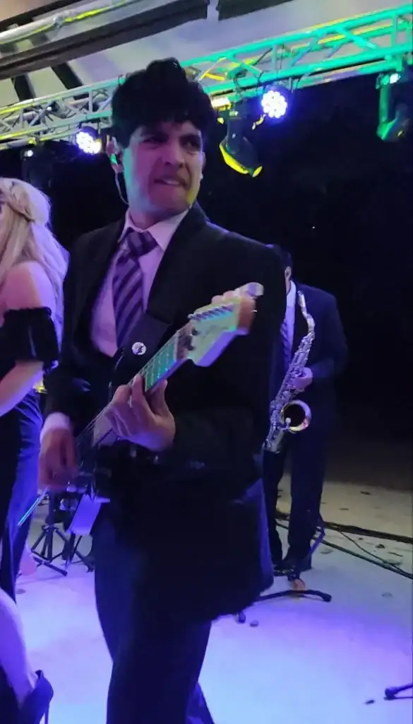 Músico tocando guitarra en la boda de Pamela y Jacob con grupo Alfamusic.