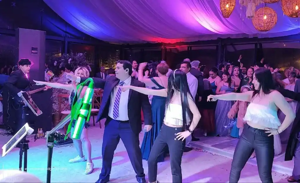 Boda de Pamela y Jacob con música en vivo y baile en el evento.