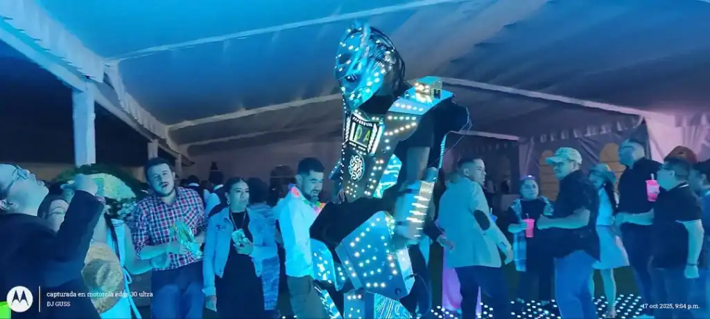 Disfraz de robot iluminado en la celebración del Día del Caminero 2025.