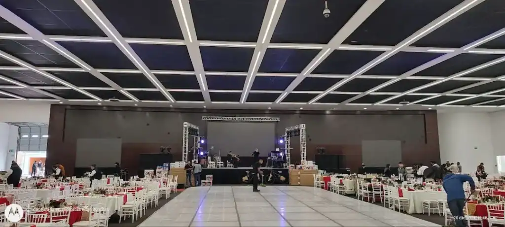 Decoración y escenario para evento corporativo Astemo - Hitachi.
