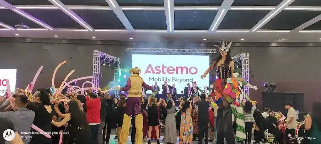 Celebración de fin de año Astemo con música y entretenimiento en el evento Hitachi.