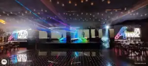 Escenario de evento musical con iluminación y pantallas de Alfamusic, ideal para conciertos y produc.