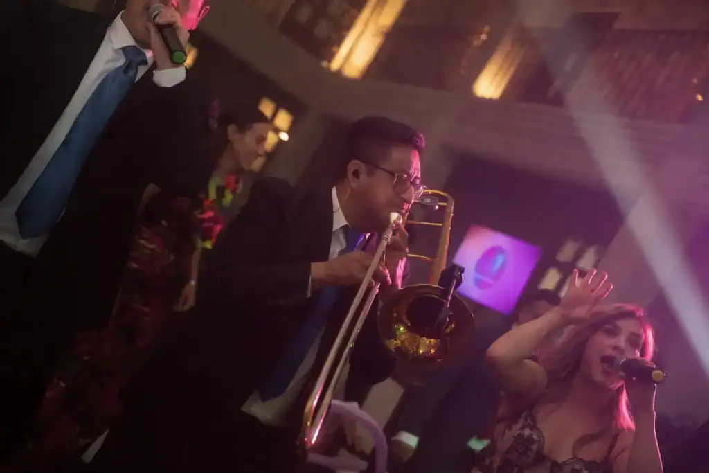 Músico tocando trombón en boda, evento especial con música en vivo.