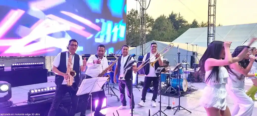 Grupo musical Alfamusic tocando en la Feria de Metepec 2024 con instrumentos en vivo.