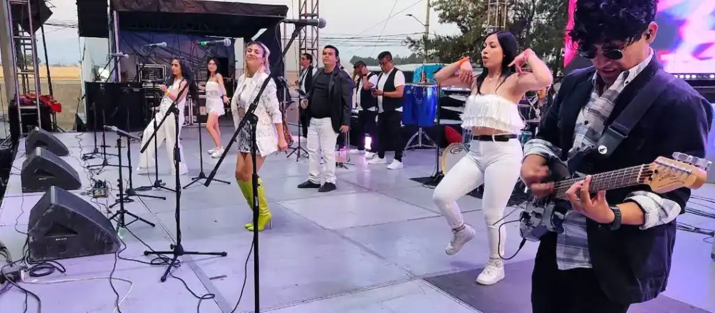 Espectáculo musical de Alfamusic en la Feria de Metepec 2024, con artistas en vivo y música en vivo.