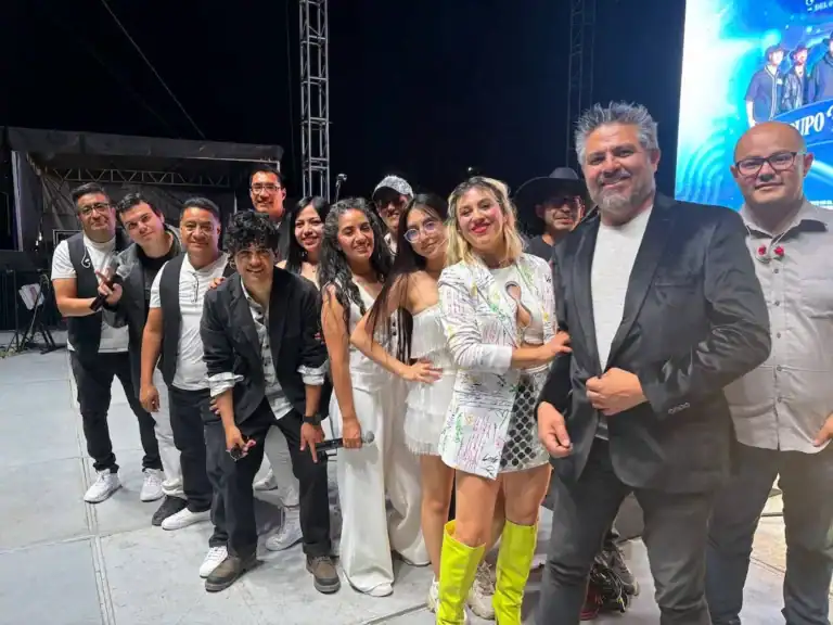 Alfamusic actuando en la Feria de Metepec 2024, con un grupo diverso y enérgico en un escenario al a.