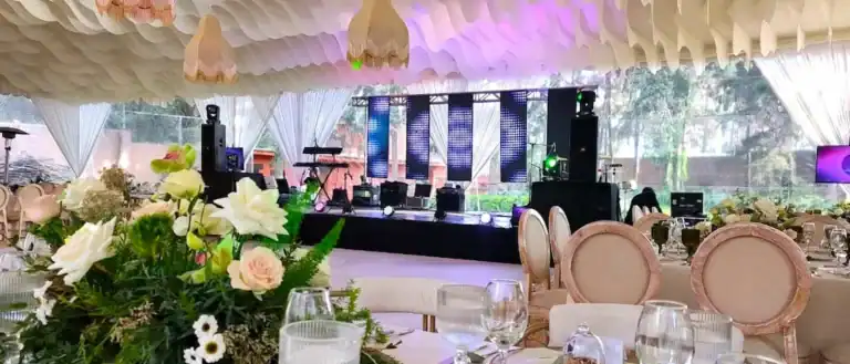Decoración elegante para boda en Alfamusic, con iluminación y escenario para eventos especiales.