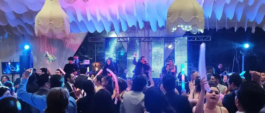 Boda de Karla Alejandra y Emmanuel con música en vivo de Alfamusic. Ambiente festivo y emotivo en un.