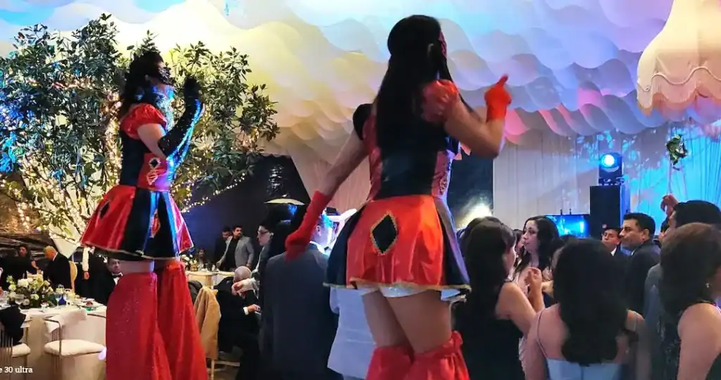 Espectáculo en boda de Karla Alejandra y Emmanuel con música en vivo y entretenimiento.