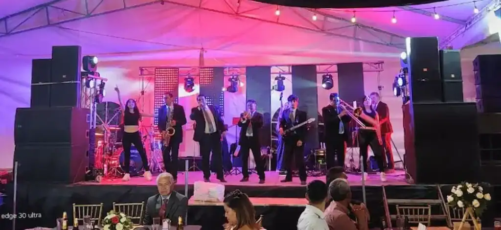 Banda en vivo de Alfamusic tocando en celebración de XV años de Camila.