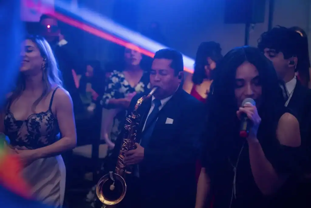 Celebración musical en la boda de Patti y Braulio con Alfamusic.