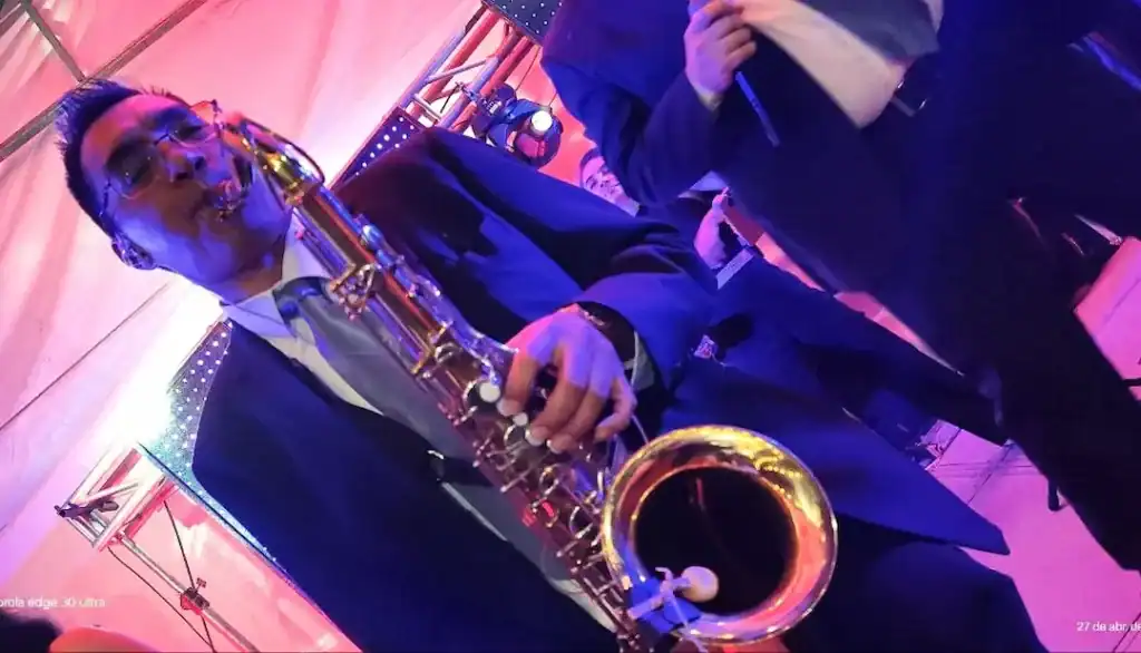 Saxofonista tocando en celebración de XV años de Camila, música en vivo para eventos especiales.