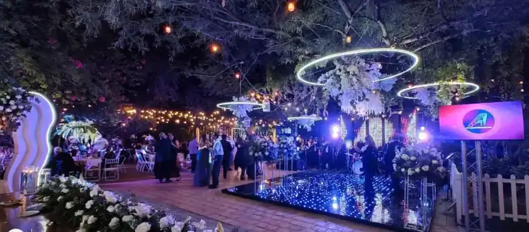 Boda de Rocío y Saúl en un evento con decoración luminosa y ambiente elegante.