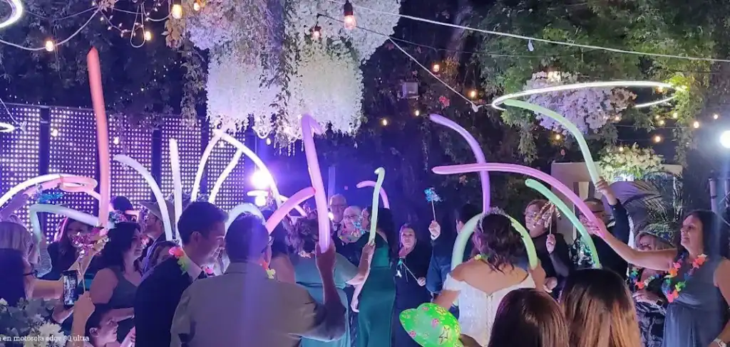 Boda de Rocío y Saúl con música en vivo en Alfamusic. Celebración llena de alegría, luces y baile en.