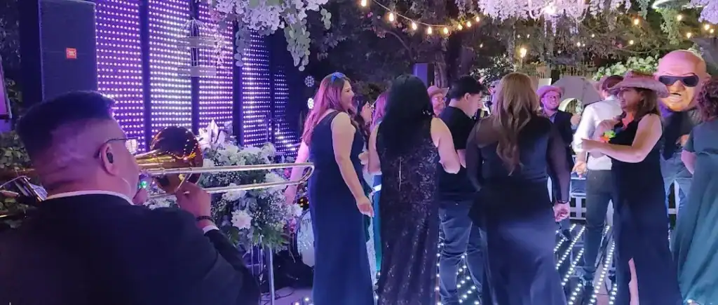 Boda de Rocío y Saúl con música en vivo de Alfamusic en un evento elegante.