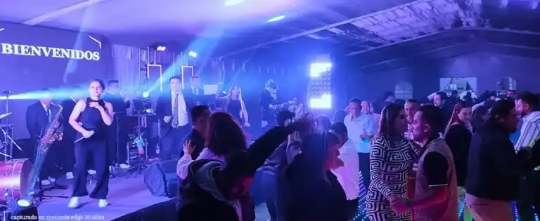 Celebración del "Día del Caminero" 2025 con música en vivo y baile en un evento especial.