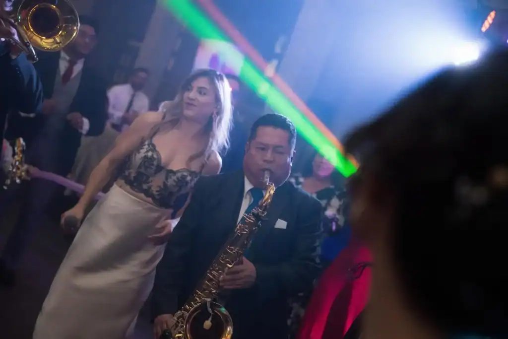Espectáculo musical en la boda de Patti y Braulio, con músicos profesionales de Alfamusic creando un.