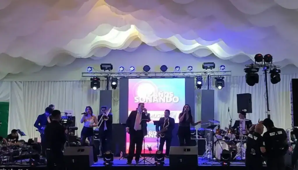 Grupo musical en vivo en la celebración de XV años de Ana Paula.