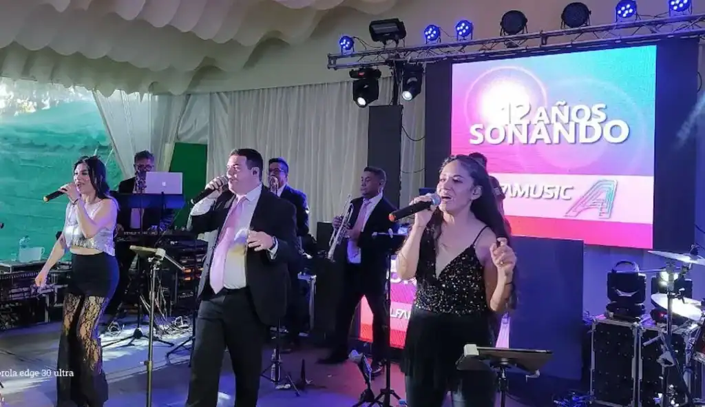 Espectáculo musical en XV años de Ana Paula con Alfamusic, banda en vivo y DJ para una celebración i.