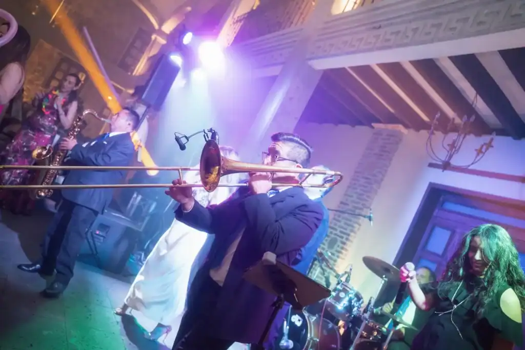 Espectáculo de música en vivo en la boda de Patti y Braulio, con banda de Alfamusic y ambiente festi.