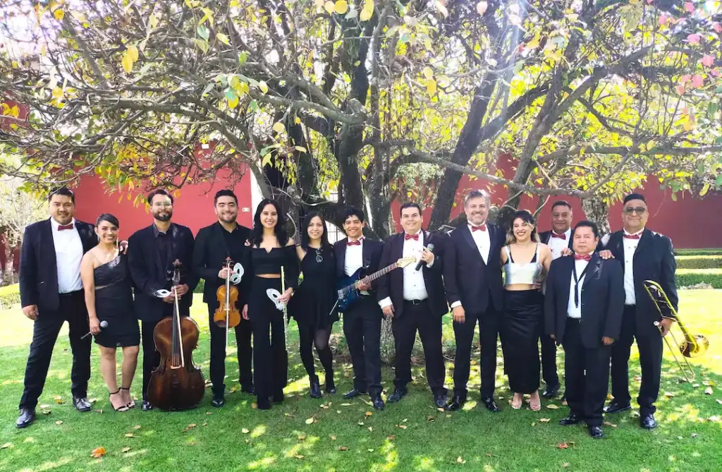 Banda de música en la boda de Sandra y Eduardo, tocando en un evento especial.