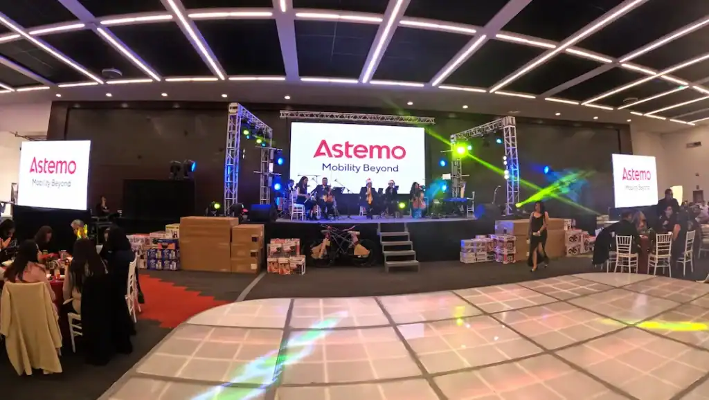 Evento de celebración con música en vivo y ambiente festivo en la fiesta de fin de año de Astemo y H.