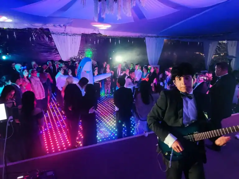 Espectáculo musical en la boda de Sandra y Eduardo con iluminación vibrante y DJ en vivo.