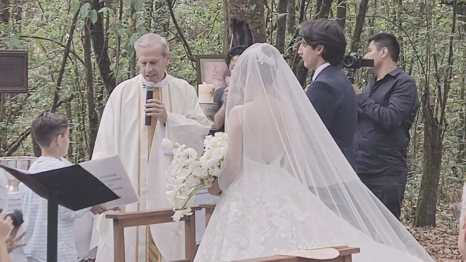 Música en vivo para bodas en entorno natural, ceremonia con sacerdote y músicos en bosque.