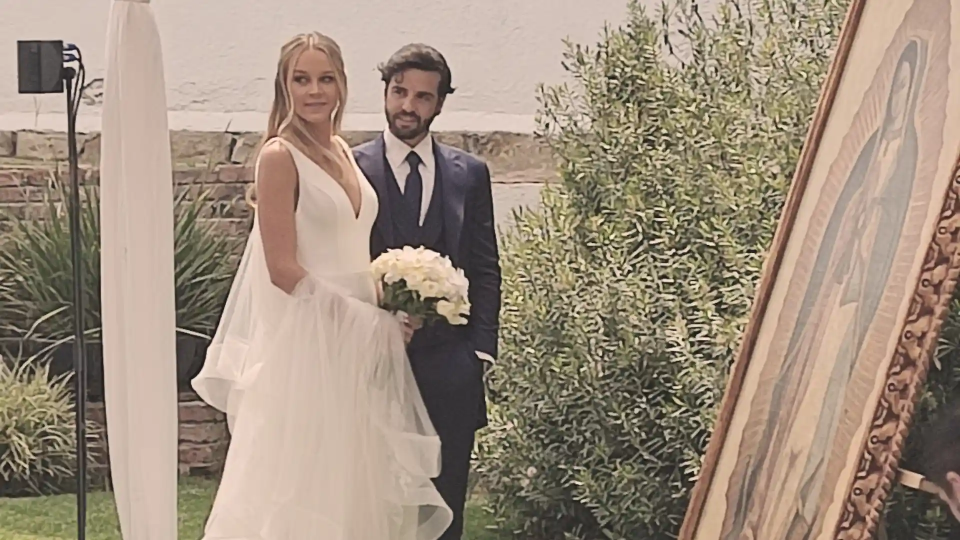 Boda elegante con pareja feliz en jardín, música en vivo y decoración romántica en evento de Alfamus.