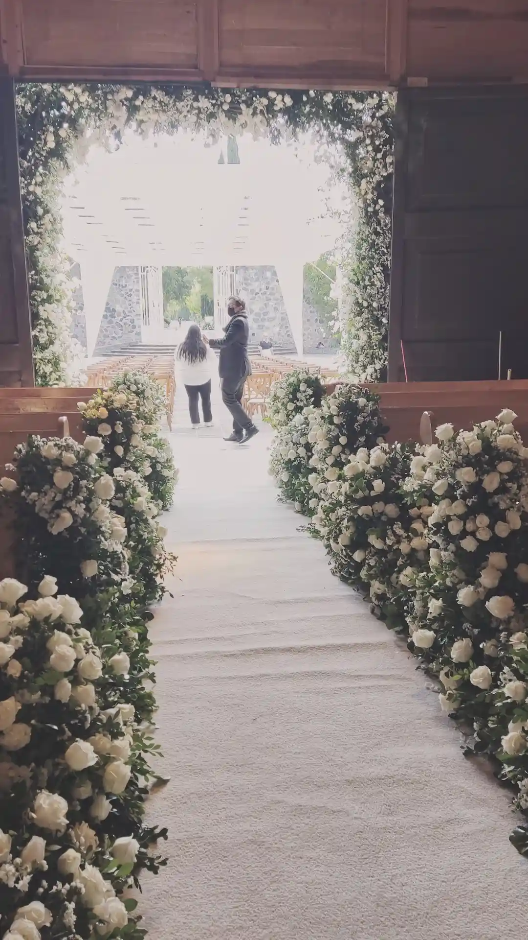 Boda en interior con decoración floral blanca y ceremonia al aire libre.